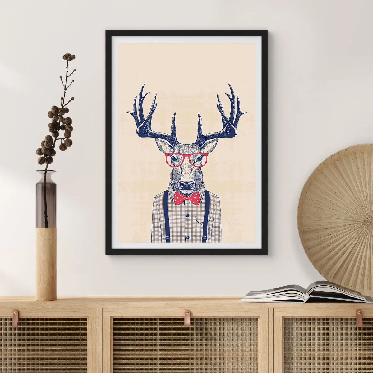 Plakat w czarnej ramie - Stylowy jeleń w okularach i muszce na beżowym tle - 50x70cm - Zabawna ekstrawagancja - Nowoczesna dekoracja ścienna do salonu i sypialni ARTTOR