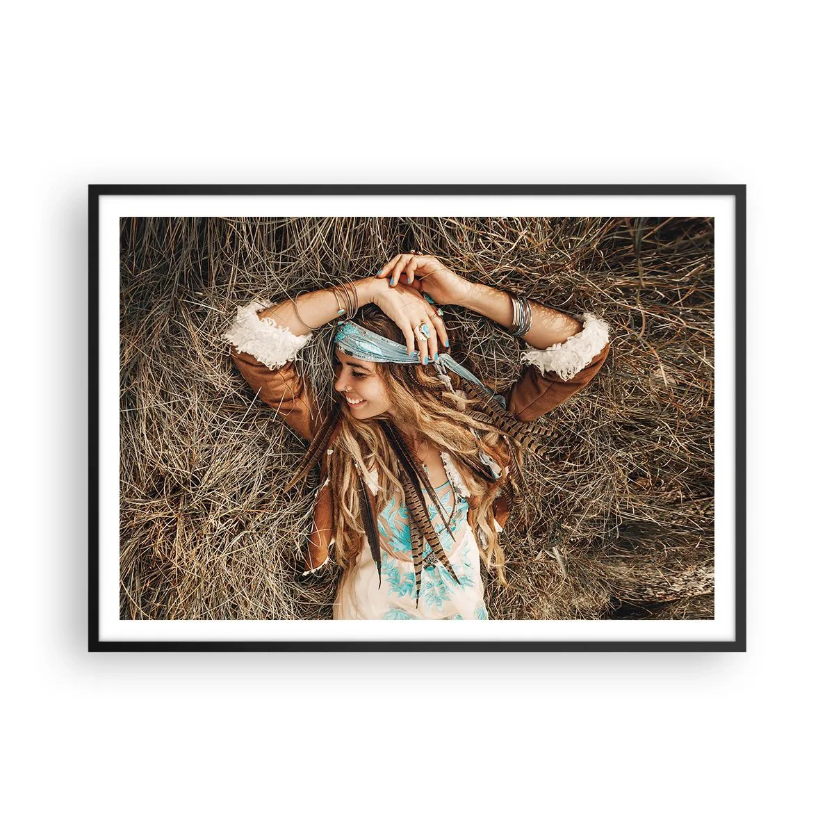 Plakat w czarnej ramie - Kobieta w stylu boho leżąca na sianie - 100x70cm - W drodze do lata miłości - Nowoczesna dekoracja ścienna do salonu i sypialni ARTTOR