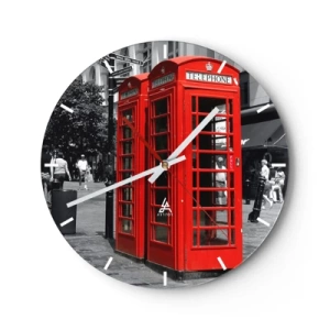 Zegar ścienny - Czerwone budki telefoniczne na tle miasta - 30x30cm - Czerwone budki telefoniczne - Nowoczesna dekoracja ścienna do salonu, kuchni i sypialni ARTTOR