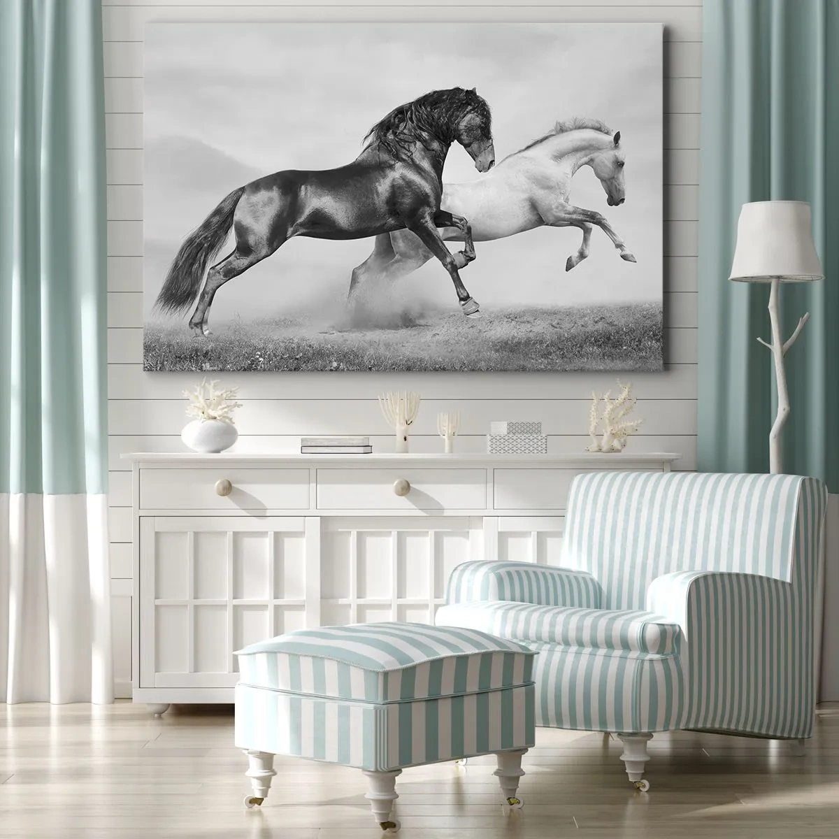 Obraz na płótnie - Dwa konie galopujące w dynamicznej, czarno-białej kompozycji - 70x50cm - Anioły i demony - Nowoczesna dekoracja ścienna do salonu i sypialni ARTTOR