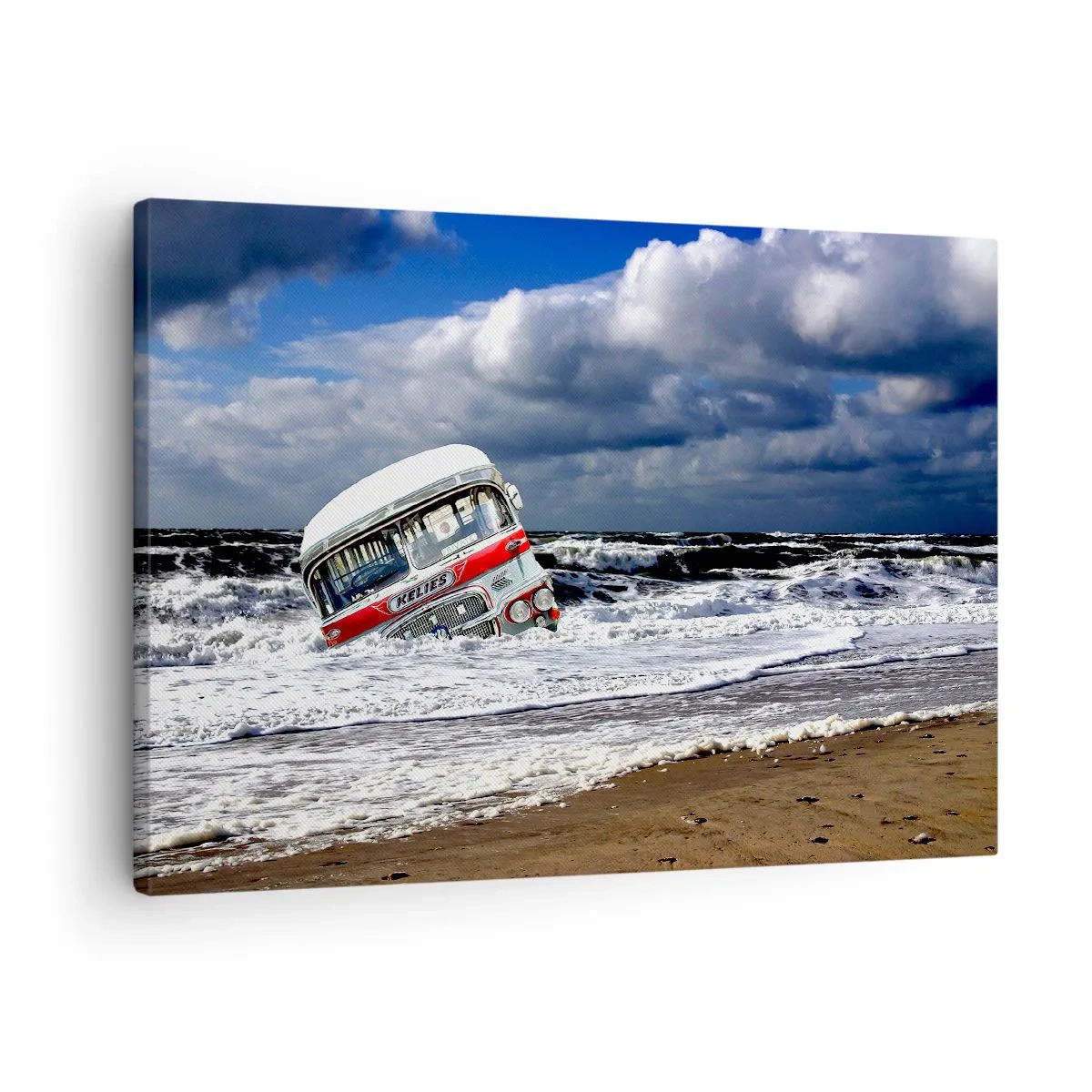 Obraz na płótnie - Zatopiony autobus na plaży wśród fal i wzburzonego morza - 70x50cm - I co się dziwisz? - Nowoczesna dekoracja ścienna do salonu i sypialni ARTTOR