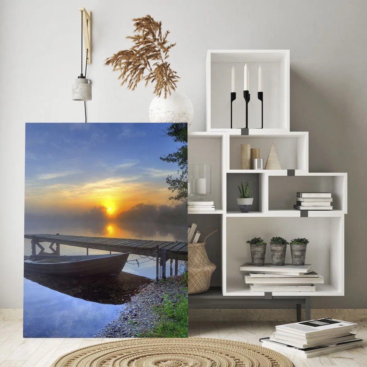 Obraz na szkle - Łódź przy pomoście o wschodzie słońca nad jeziorem - 50x70cm - Jak zwyczajne zamienia się w magiczne - Nowoczesna dekoracja ścienna do salonu, kuchni i sypialni ARTTOR