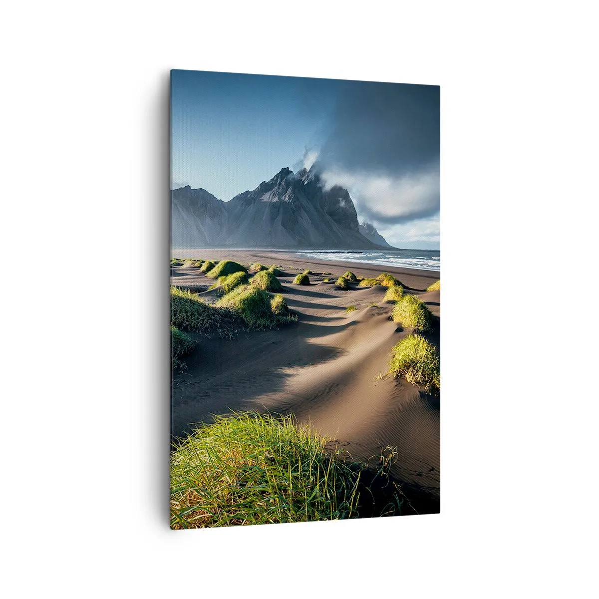 Obraz na płótnie - Zielone wydmy z górskim tłem pod błękitnym niebem - 80x120cm - Harmonia żywiołów - Nowoczesna dekoracja ścienna do salonu i sypialni ARTTOR