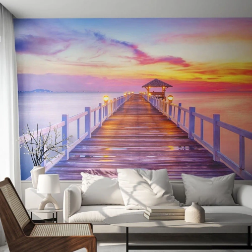 Fototapeta Standard Eco - Drewniany pomost nad morzem o zachodzie słońca - 100x70cm - Liliowo-złota cisza wieczoru - Nowoczesna dekoracja ścienna do salonu i sypialni ARTTOR