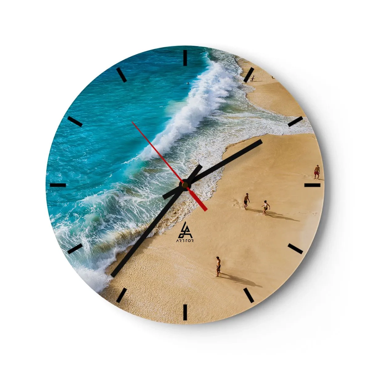 Zegar ścienny - Piaskowa plaża z turkusowymi falami i spacerującymi ludźmi - 30x30cm - A potem słońce, plaża… - Nowoczesna dekoracja ścienna do salonu, kuchni i sypialni ARTTOR