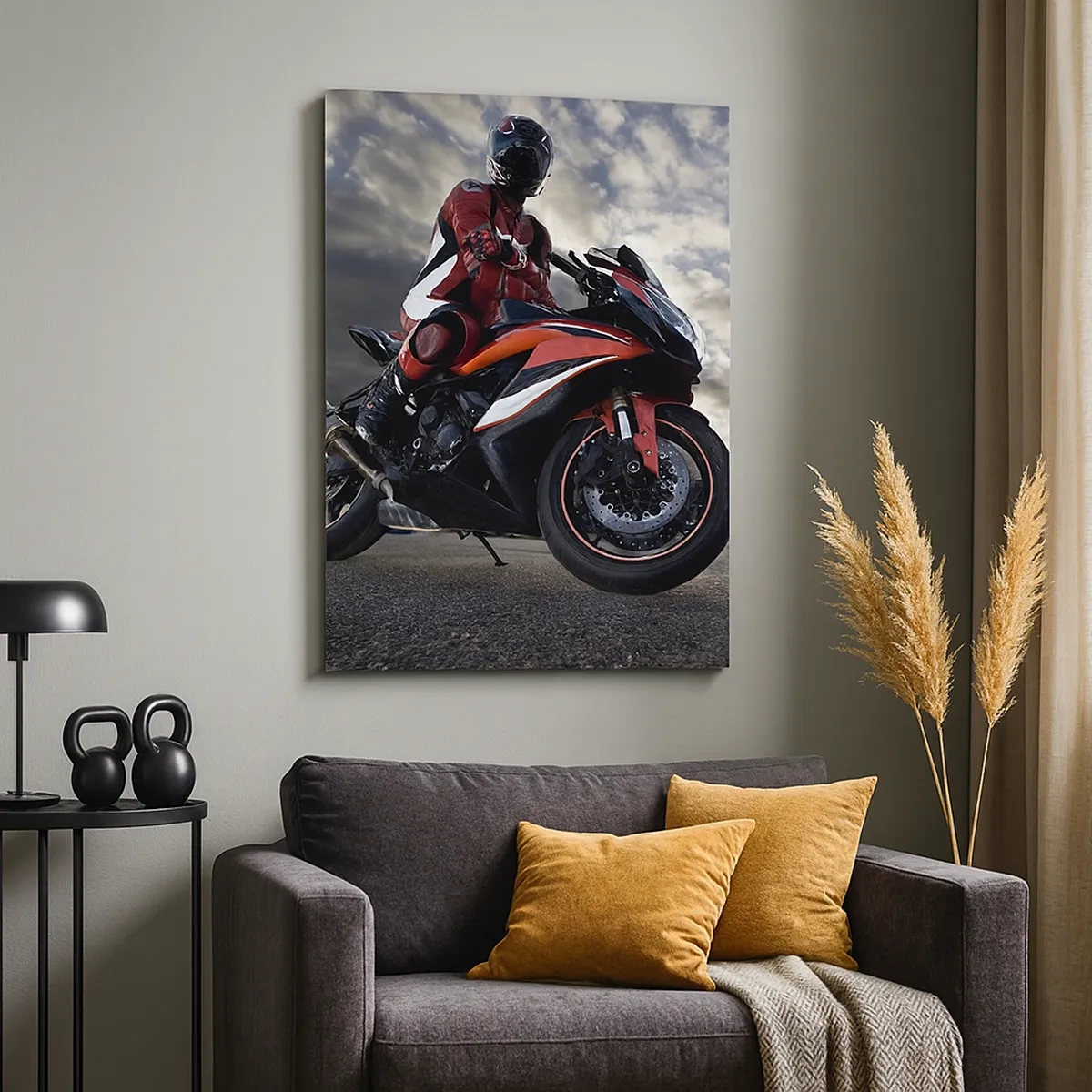 Obraz na płótnie - Motocyklista na torze wyścigowym - 50x70cm - Mroczny jeździec - Nowoczesna dekoracja ścienna do salonu, kuchni i sypialni ARTTOR