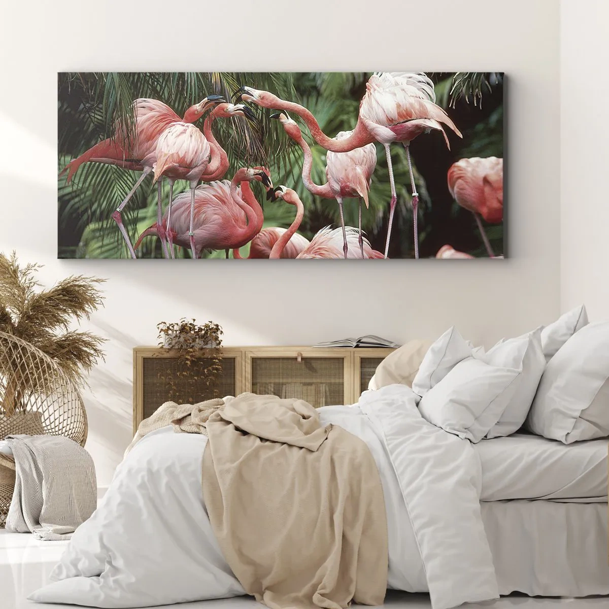 Obraz na płótnie - Grupa flamingów w tropikalnym otoczeniu palm - 120x50cm - Popołudniowe ploteczki - Nowoczesna dekoracja ścienna do salonu i sypialni ARTTOR