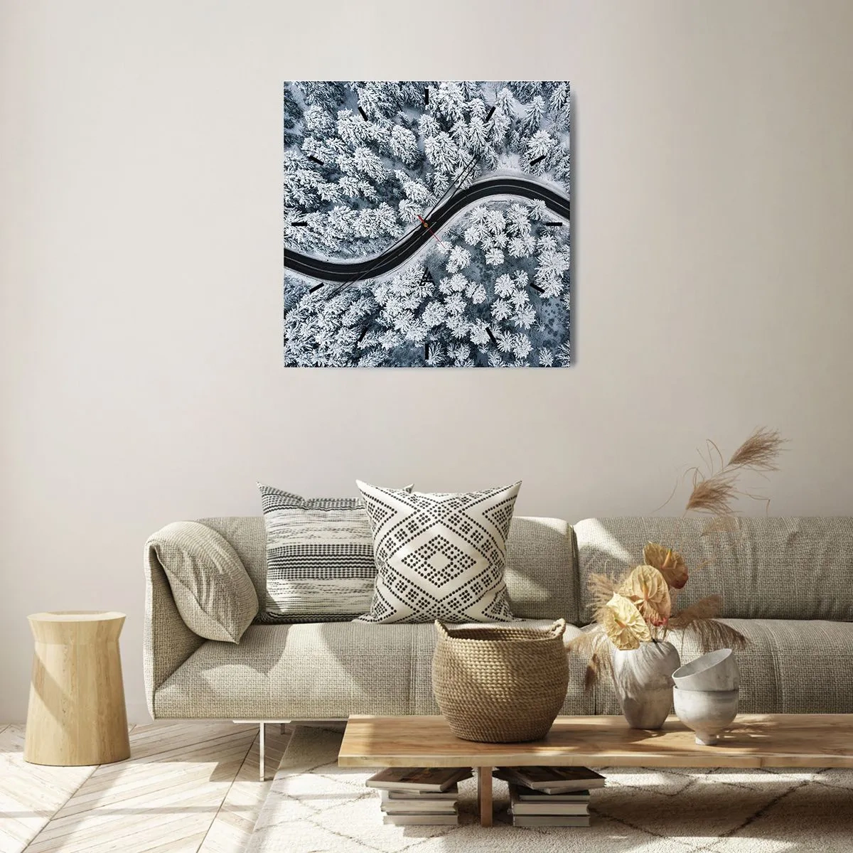 Zegar ścienny - Zakręcona droga w zimowym lesie z lotu ptaka - 30x30cm - Przez zimowy las - Nowoczesna dekoracja ścienna do salonu i sypialni ARTTOR
