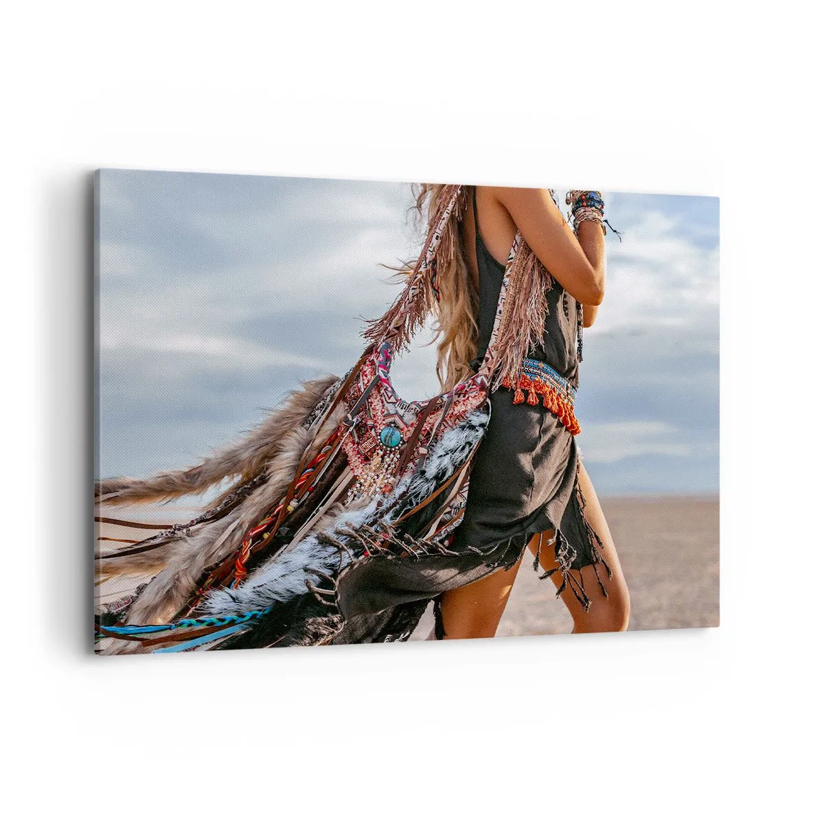 Obraz na płótnie - Kobieta w stylizacji boho z detalami piór i biżuterii - 100x70cm - Dziewczyna szamana - Nowoczesna dekoracja ścienna do salonu, kuchni i sypialni ARTTOR