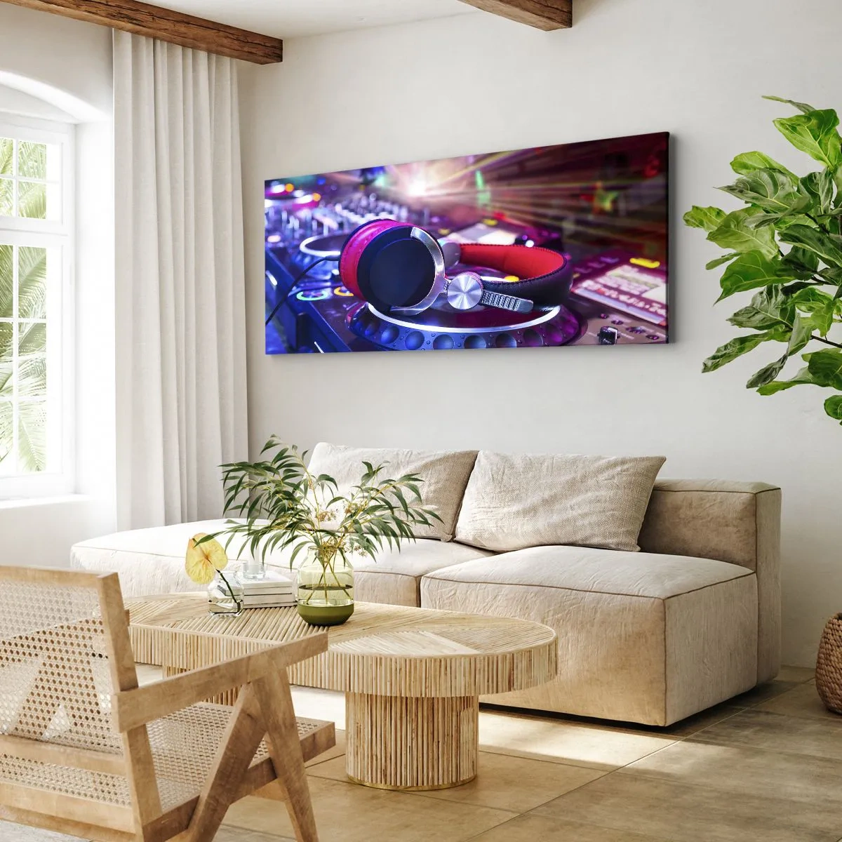 Obraz na płótnie - Słuchawki DJ na konsolecie oświetlone reflektorami na imprezie - 160x50cm - Będzie, będzie się działo - Nowoczesna dekoracja ścienna do salonu i sypialni ARTTOR