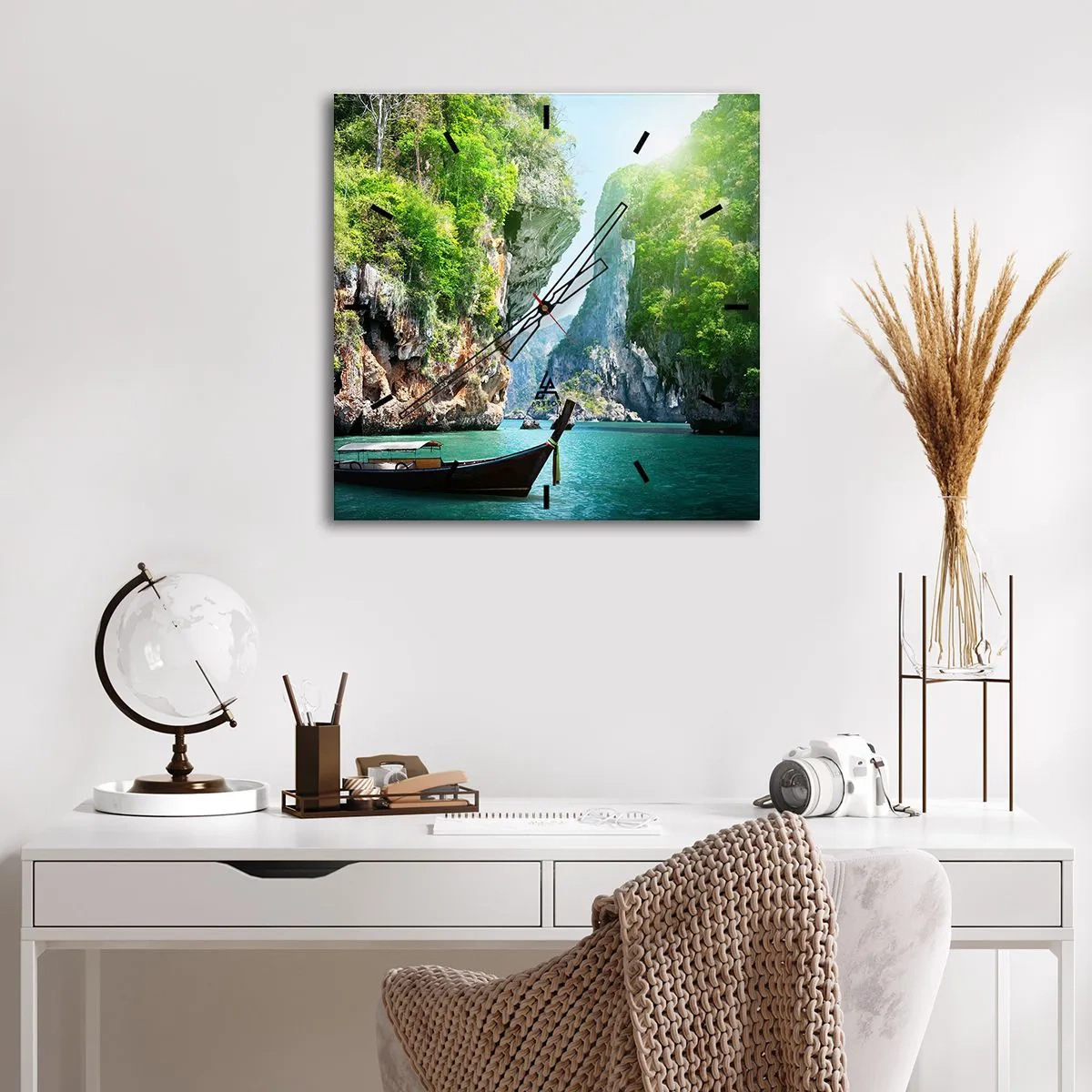 Zegar ścienny - Tradycyjna łódź na tle tropikalnych klifów i turkusowej wody - 30x30cm - Zaproszenie do egzotycznej podróży - Nowoczesna dekoracja ścienna do salonu i sypialni ARTTOR