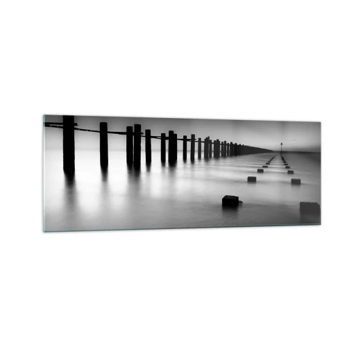 Obraz na szkle - Drewniane pale i betonowe bloki zanurzone w wodzie w czarno-białej tonacji - 140x50cm - Szara dal we mgle - Nowoczesna dekoracja ścienna do salonu i sypialni ARTTOR