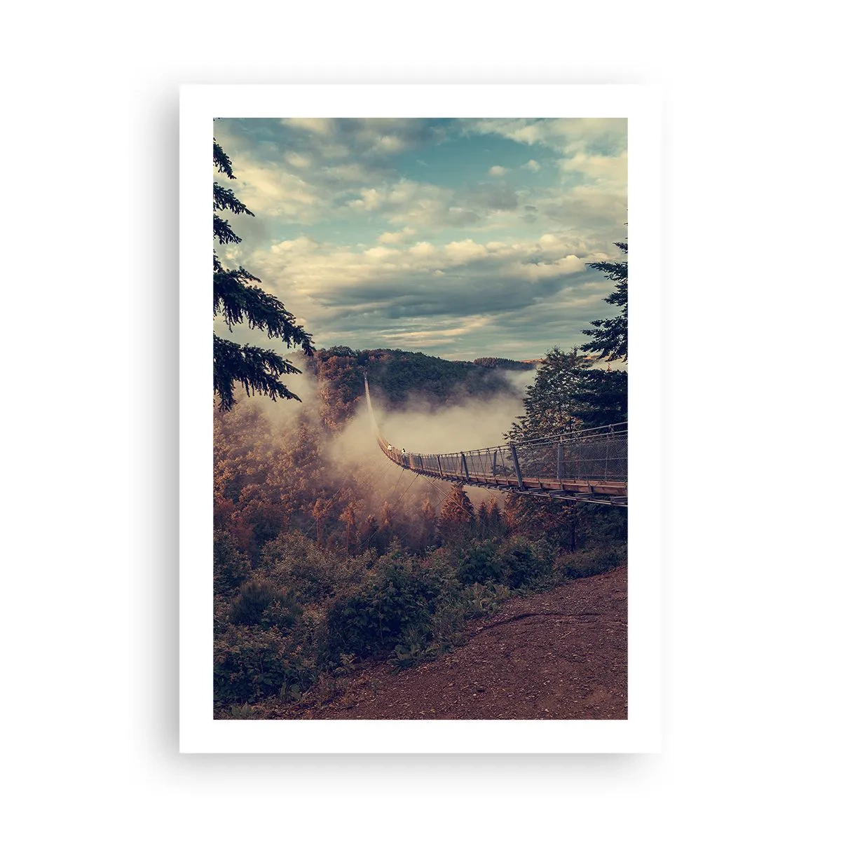 Plakat - Most wiszący wśród mglistych gór o zachodzie słońca - 50x70cm - Nad jesiennym lasem - Nowoczesna dekoracja ścienna do salonu, kuchni i sypialni ARTTOR