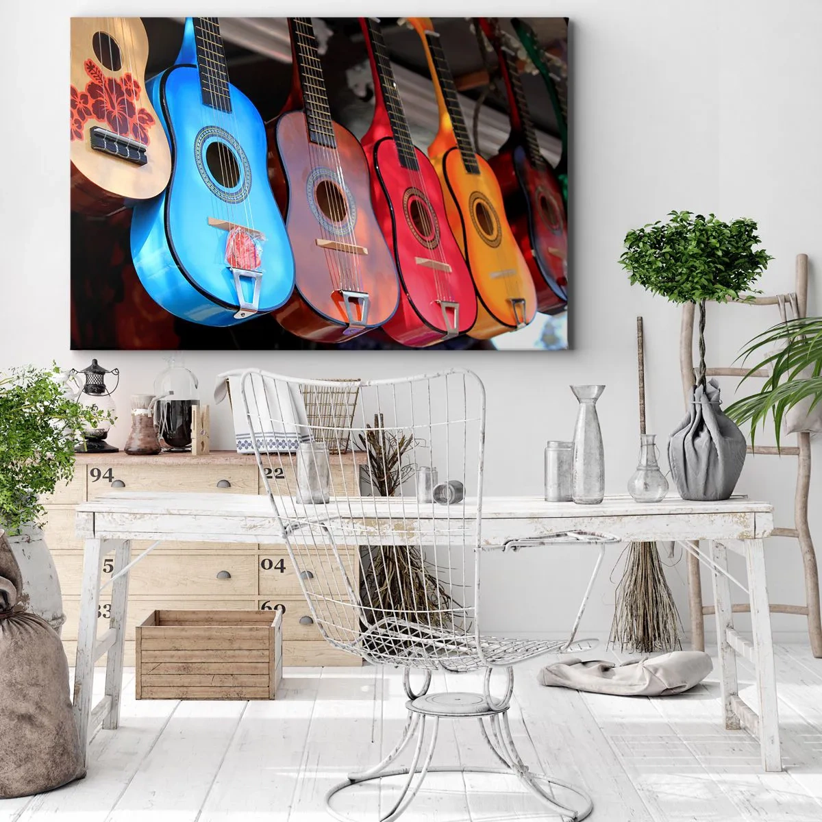 Obraz na płótnie - Kolorowe gitary akustyczne powieszone w rzędzie na wystawie - 120x80cm - Latynoskie klimaty - Nowoczesna dekoracja ścienna do salonu, kuchni i sypialni ARTTOR