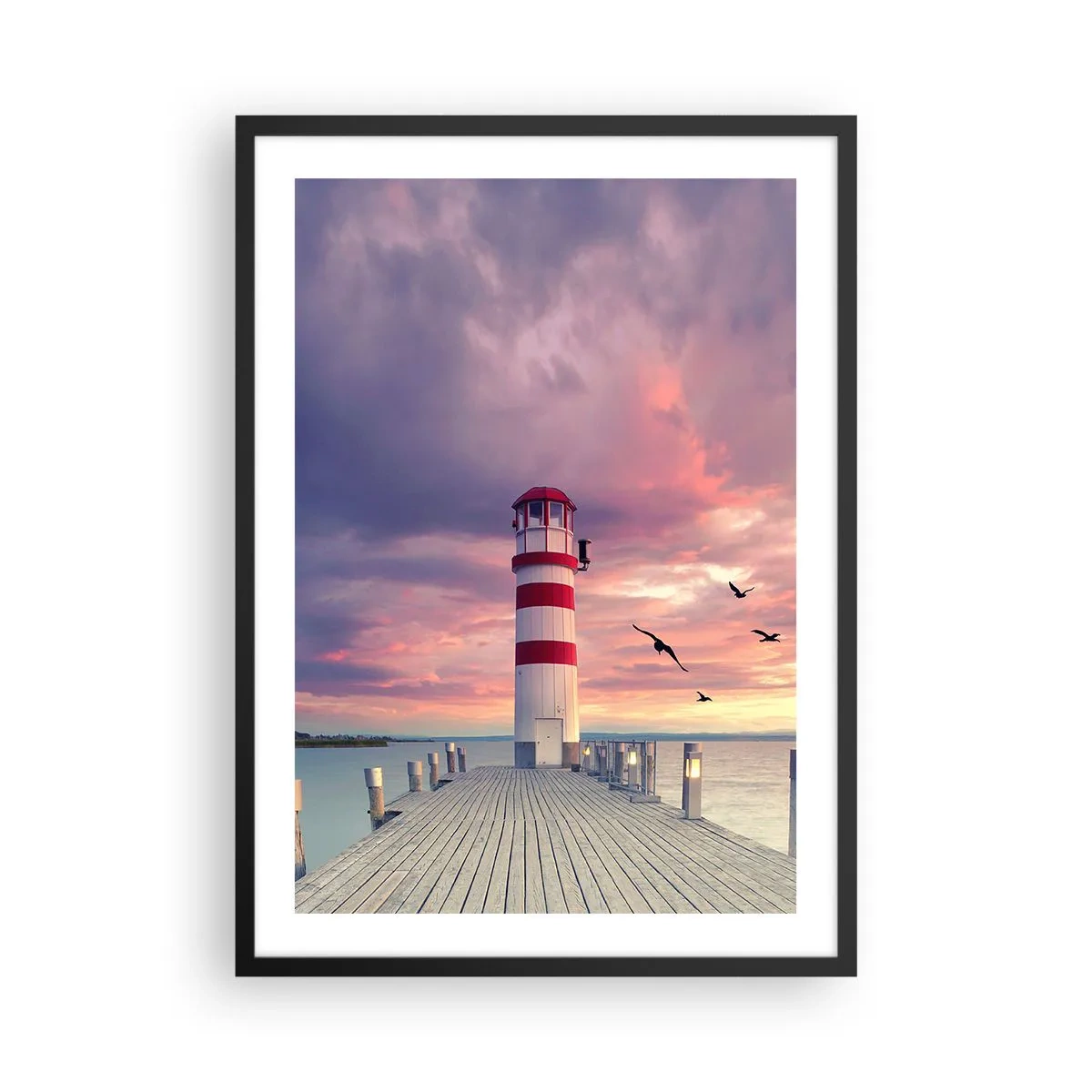 Plakat w czarnej ramie - Pora do portu - Latarnia morska na tle zachodu słońca - 50x70cm