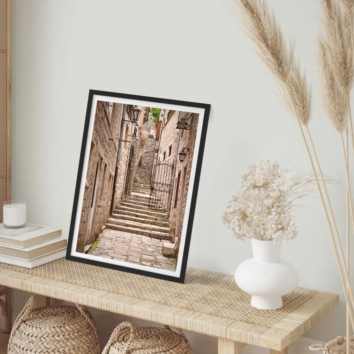 Plakat w czarnej ramie - Kamienna uliczka z zabytkowymi schodami i latarniami - 50x70cm - Magiczny stary zaułek - Nowoczesna dekoracja ścienna do salonu i sypialni ARTTOR