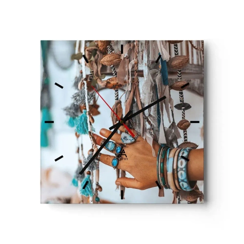 Zegar ścienny - Ręka ozdobiona biżuterią w stylu boho z dekoracjami w tle - 30x30cm - Lokalne skarby - Nowoczesna dekoracja ścienna do salonu i sypialni ARTTOR