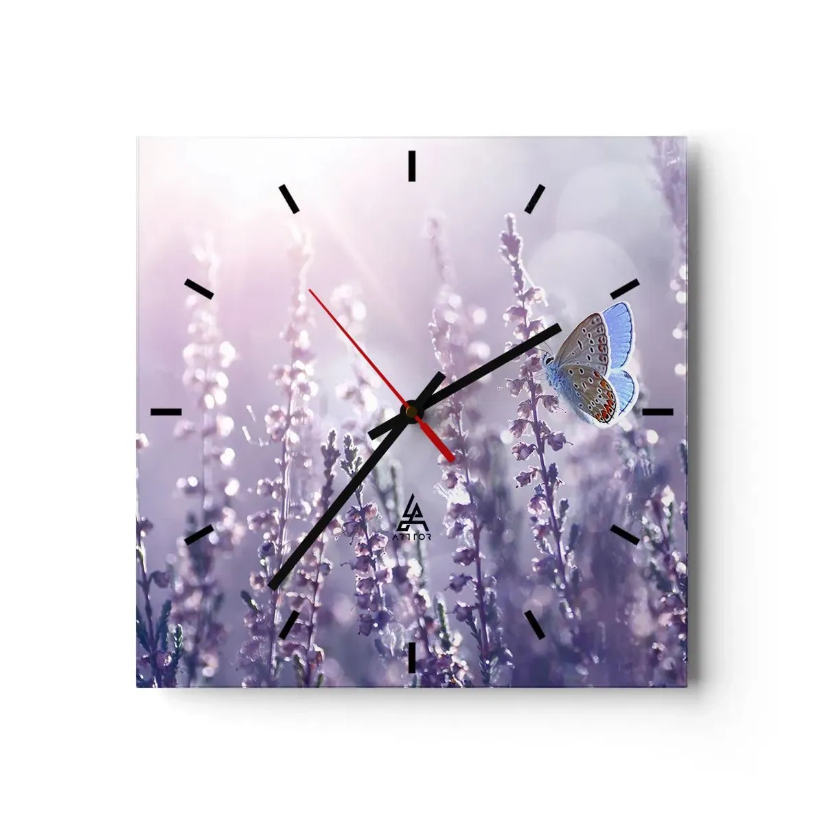 Zegar ścienny - Motyl na kwitnącej lawendzie w świetle poranka - 30x30cm - Pocałunek motyla - Nowoczesna dekoracja ścienna do salonu i sypialni ARTTOR