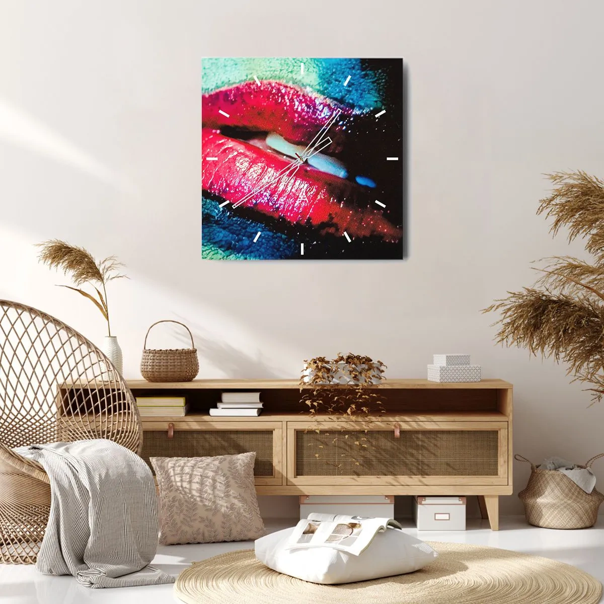Zegar ścienny - Zbliżenie kolorowych, błyszczących ust na artystycznym tle - 30x30cm - Zmysłowe i niepokojące - Nowoczesna dekoracja ścienna do salonu i sypialni ARTTOR