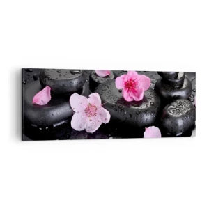 Obraz na płótnie - Czarne kamienie i różowe kwiaty w stylu spa - 140x50cm - I kamień spada z serca - Nowoczesna dekoracja ścienna do salonu i sypialni ARTTOR