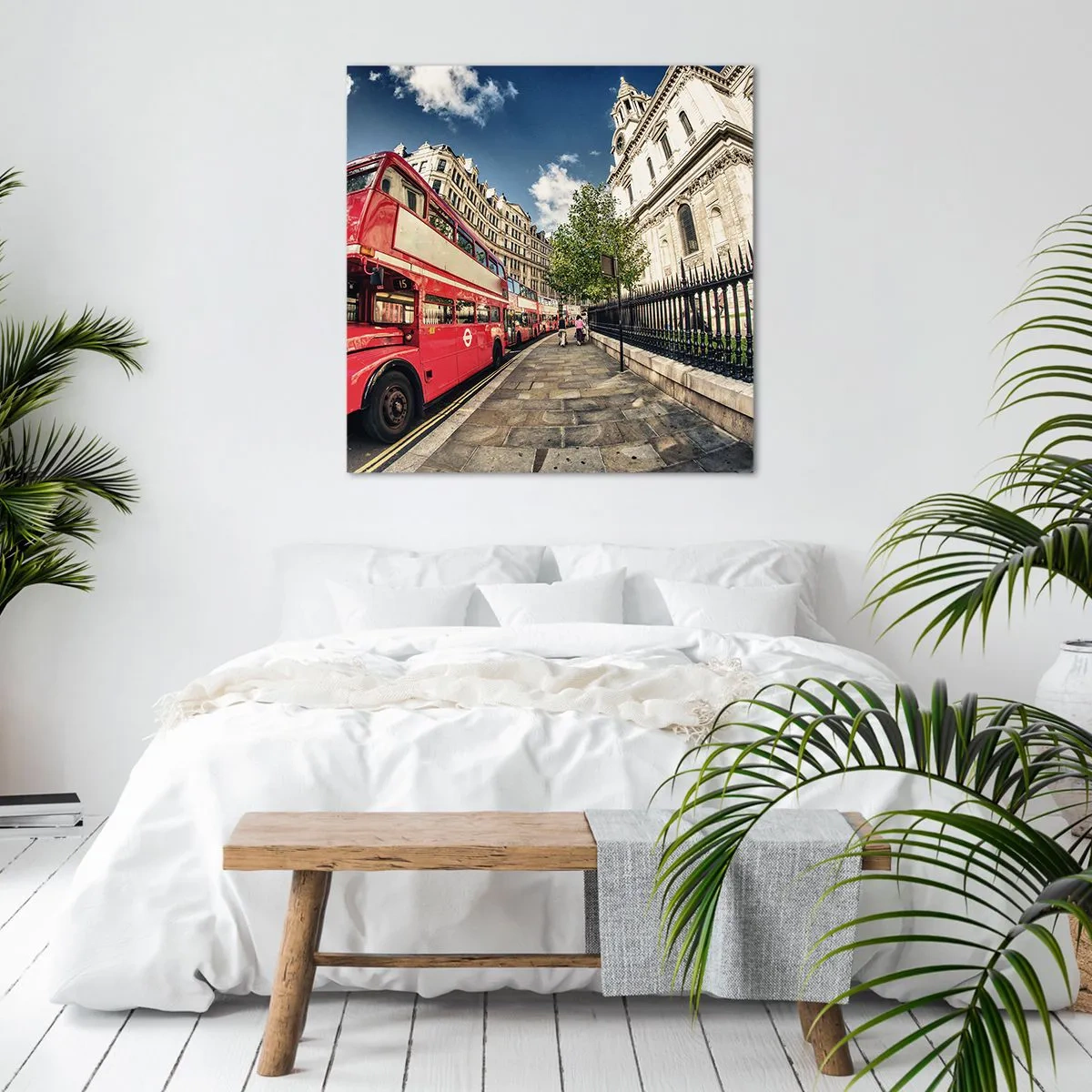 Obraz na płótnie - Londyńska ulica w szarości i czerwieni - 40x40 cm