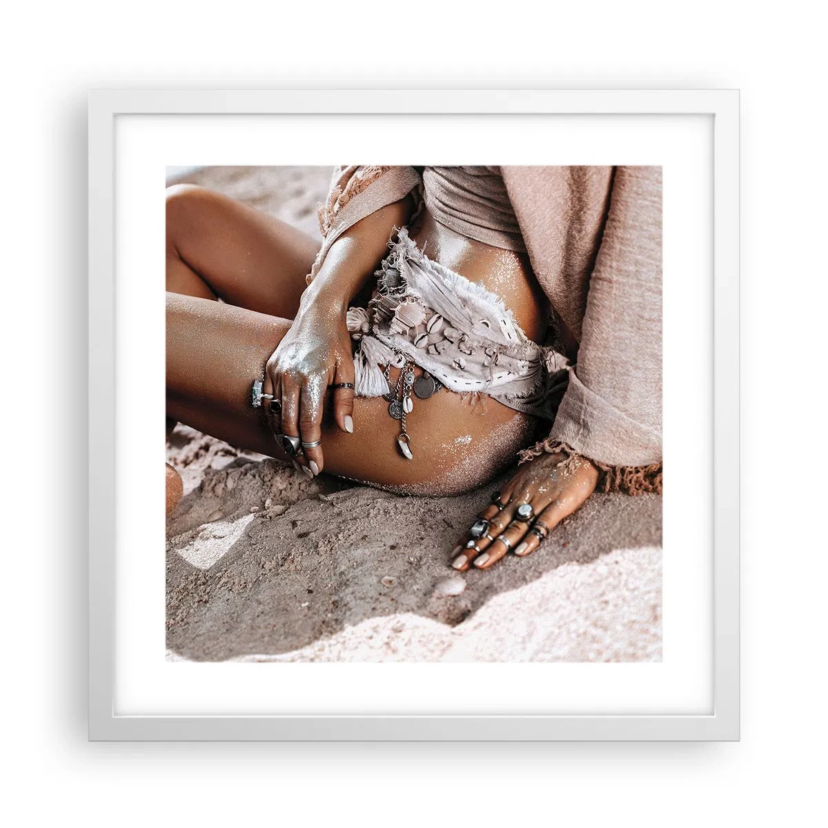 Plakat w białej ramie - Wyrzucona przez fale? - 40x40 cm