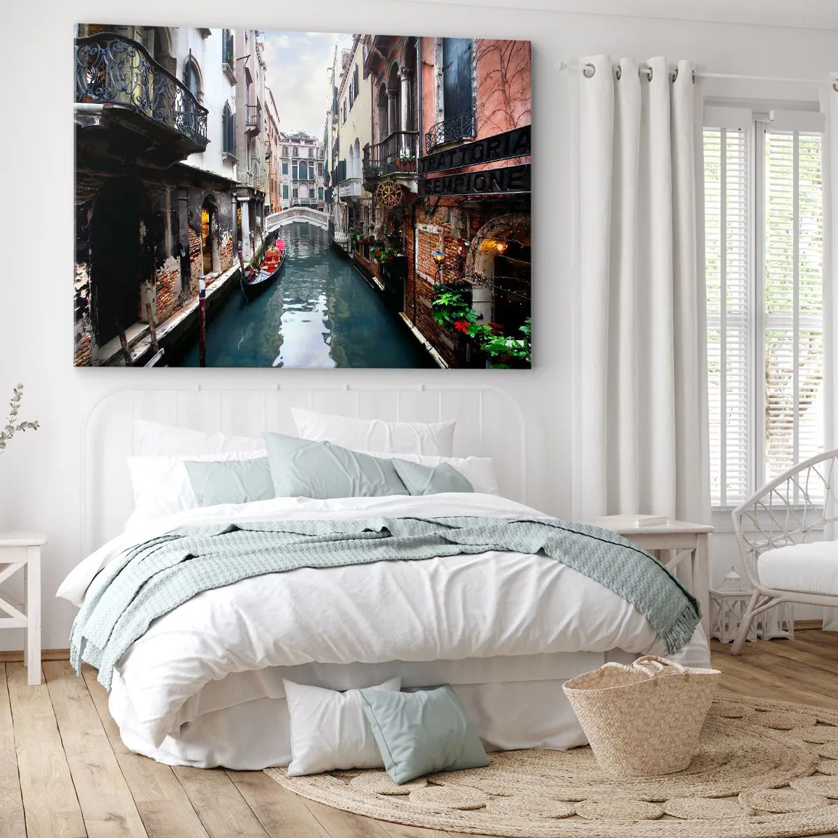 Obraz na płótnie - Kanał w Wenecji z gondolą i zabytkowymi kamienicami - 100x70cm - Pejzaż wenecki z gondolą i mostkiem - Nowoczesna dekoracja ścienna do salonu, kuchni i sypialni ARTTOR