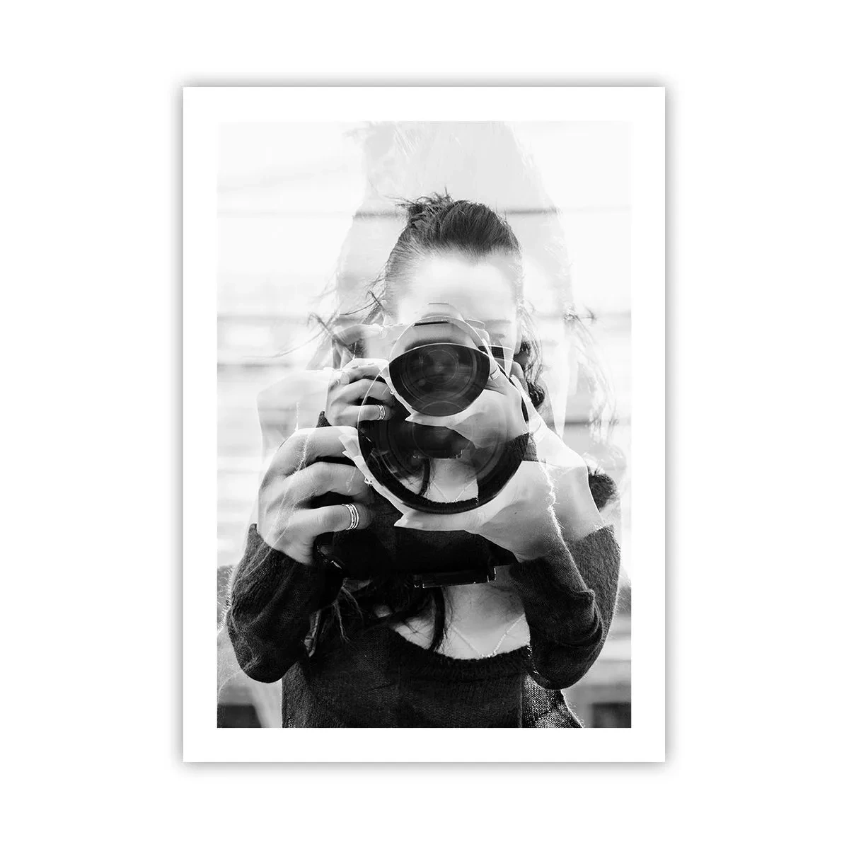 Plakat - Podwójna ekspozycja fotografki i aparatu w czerni i bieli - 50x70cm - Twórca i tworzywo - Nowoczesna dekoracja ścienna do salonu, kuchni i sypialni ARTTOR