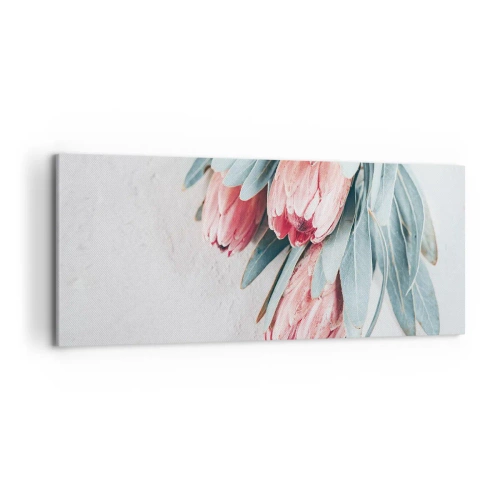 Obraz na płótnie - Subtelne różowe kwiaty protei na jasnym tle - 120x50cm - Zawstydzone własną urodą - Nowoczesna dekoracja ścienna do salonu i sypialni ARTTOR