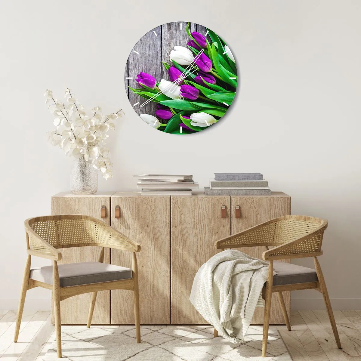 Zegar ścienny - Bukiet fioletowych i białych tulipanów na drewnianym tle - 30x30cm - W dniu wiosennego święta - Nowoczesna dekoracja ścienna do salonu, kuchni i sypialni ARTTOR