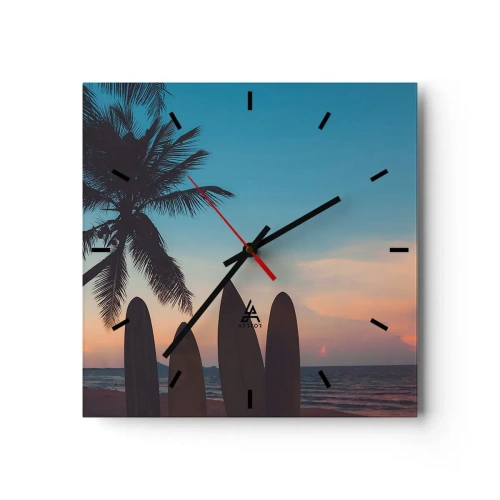 Zegar ścienny - Deski surfingowe na tle palmy i zachodu słońca - 30x30cm - Jutro też będzie zabawa - Nowoczesna dekoracja ścienna do salonu i sypialni ARTTOR