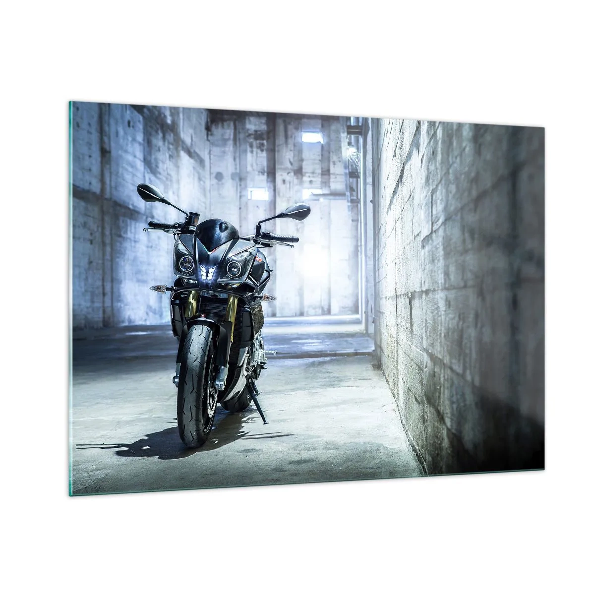 Obraz na szkle - Motocykl w industrialnym wnętrzu z betonowymi ścianami - 100x70cm - Zanim zawyje silnik - Nowoczesna dekoracja ścienna do salonu, kuchni i sypialni ARTTOR