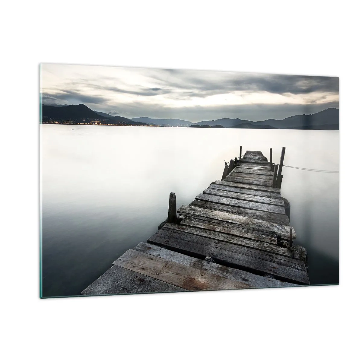 Obraz na szkle - Drewniany pomost na tle spokojnego jeziora o zmierzchu - 120x80cm - Zanurzyć się w spokoju - Nowoczesna dekoracja ścienna do salonu, kuchni i sypialni ARTTOR