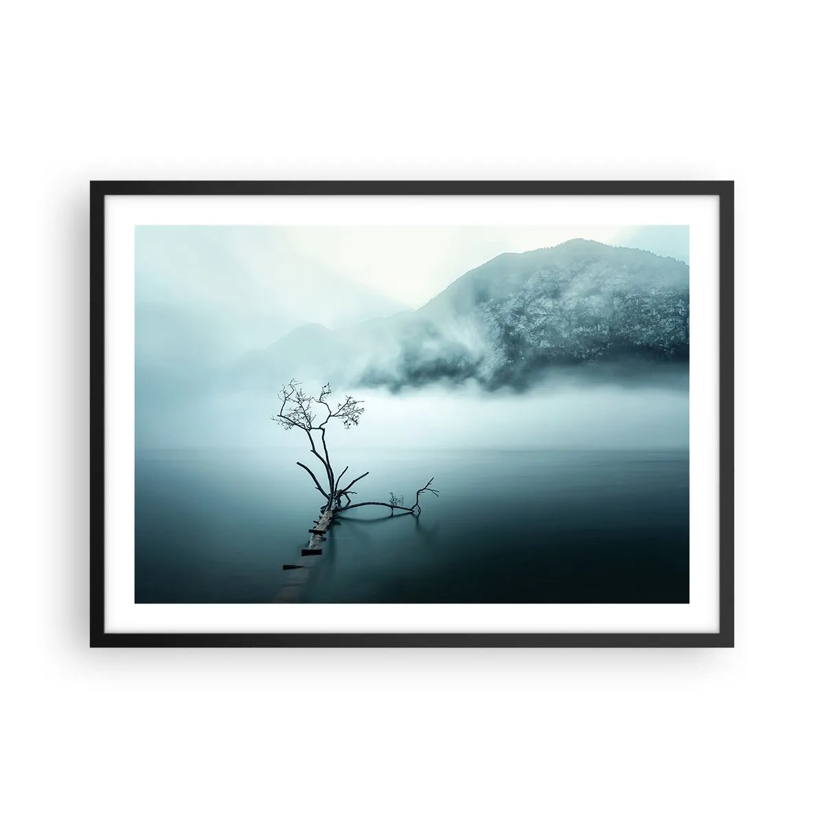 Plakat w czarnej ramie - Samotne drzewo w wodzie otoczone mgłą i górami - 70x50cm - Z wody i mgły - Nowoczesna dekoracja ścienna do salonu i sypialni ARTTOR