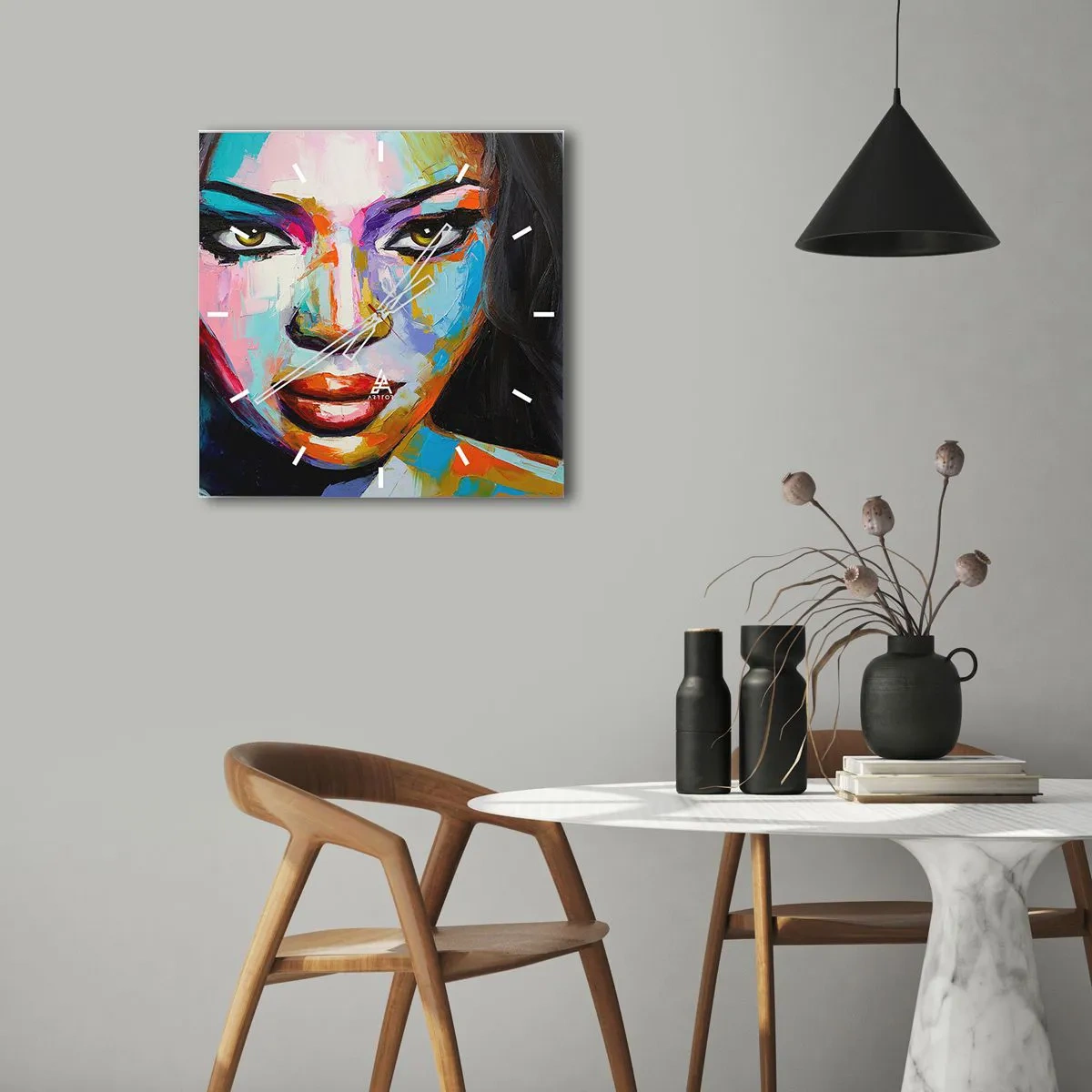 Zegar ścienny - Kolorowy portret kobiety z intensywnym spojrzeniem - 30x30cm - Nie sposób oderwac oczu - Nowoczesna dekoracja ścienna do salonu i sypialni ARTTOR