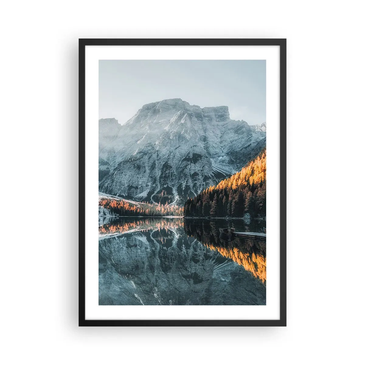 Plakat w czarnej ramie - Górski krajobraz odbijający się w tafli jeziora o zachodzie słońca - 50x70cm - Lustrzany pejzaż - Nowoczesna dekoracja ścienna do salonu i sypialni ARTTOR