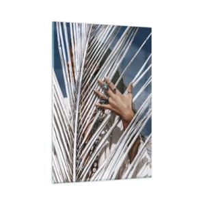 Obraz na szkle - Kobieta ukryta za palmowymi liśćmi z pierścieniami na dłoniach - 80x120cm - Dziewczyna szamana? - Nowoczesna dekoracja ścienna do salonu i sypialni ARTTOR