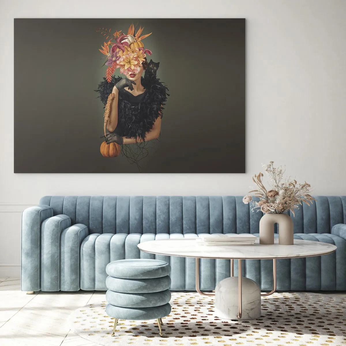 Obraz na szkle - Postać kobiety w czerni z dynią, kotem i kwiatową kompozycją - 70x50cm - Czar wiedźmy - Nowoczesna dekoracja ścienna do salonu i sypialni ARTTOR