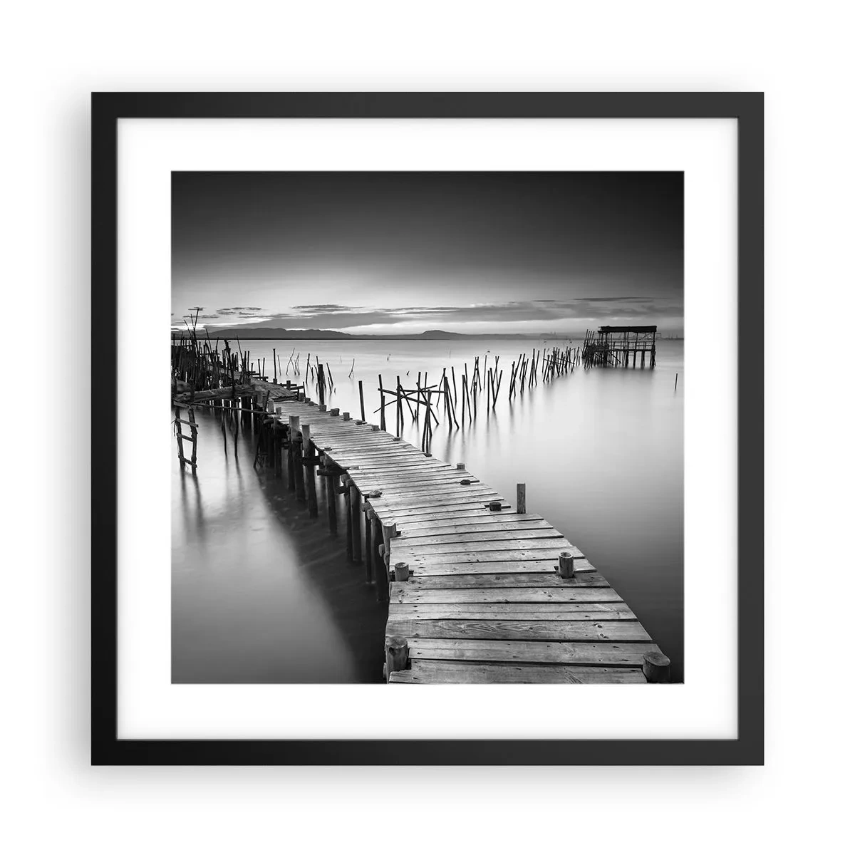 Plakat w czarnej ramie - Spokój zapomnianego brzegu - 40x40 cm