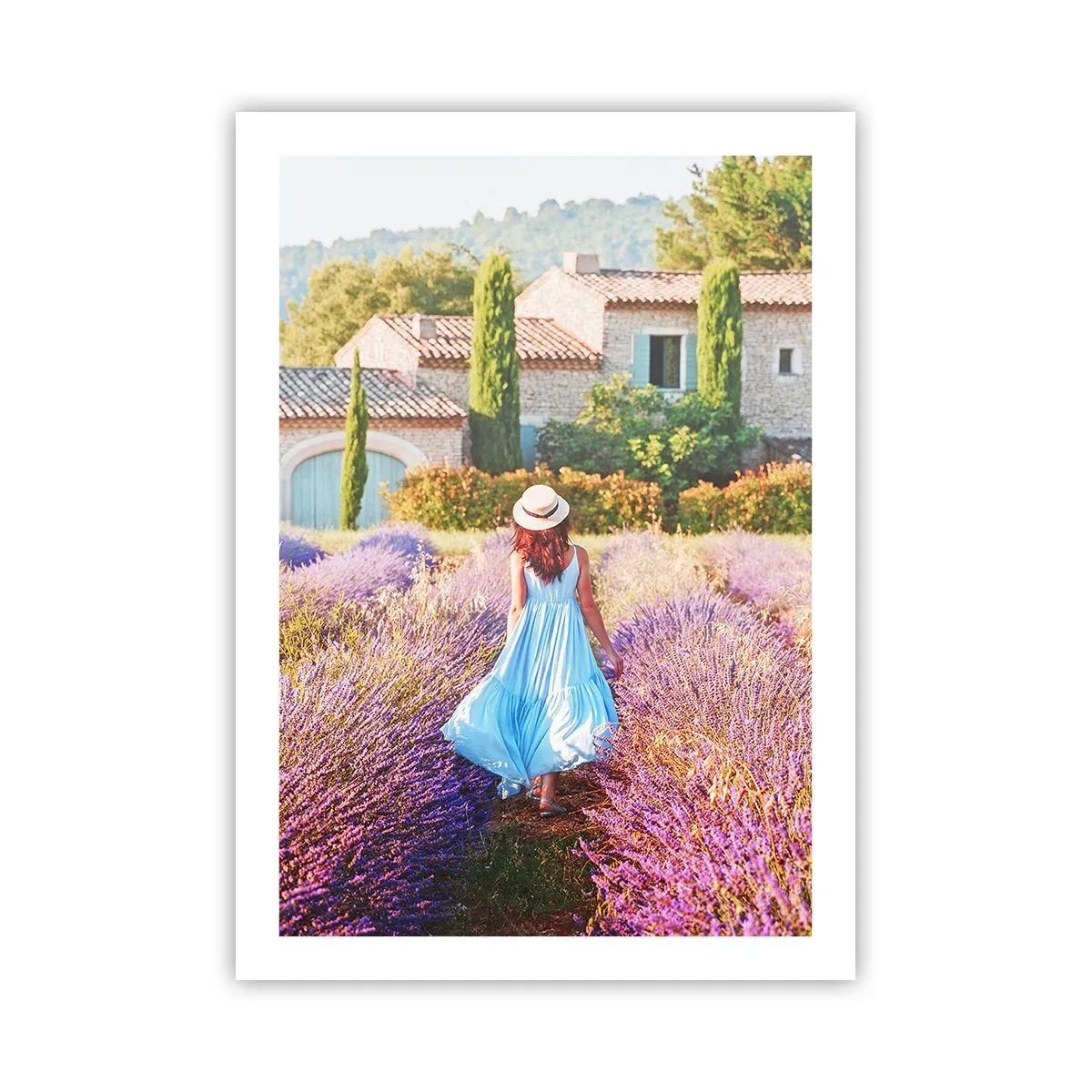 Plakat - Kobieta w błękitnej sukni spacerująca po polu lawendy - 50x70cm - Lawendowa dziewczyna - Nowoczesna dekoracja ścienna do salonu, kuchni i sypialni ARTTOR