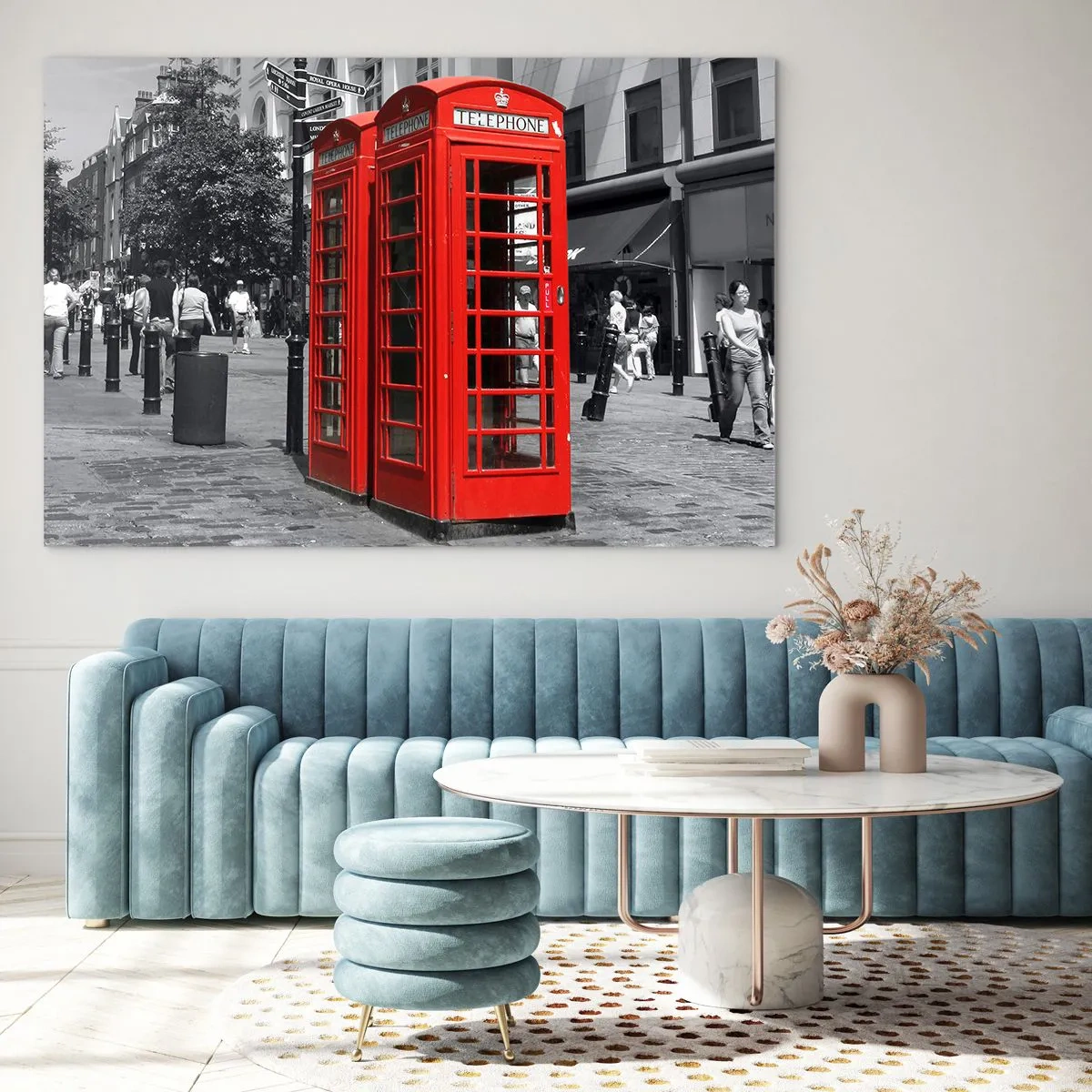 Obraz na szkle - Czerwone budki telefoniczne na ulicy w Londynie - 70x50cm - Czerwone budki telefoniczne - Nowoczesna dekoracja ścienna do salonu i sypialni ARTTOR