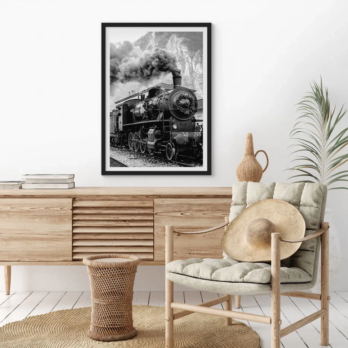 Plakat w czarnej ramie - Parowóz z unoszącą się parą w górzystej scenerii - 50x70cm - Stoi na stacji… - Nowoczesna dekoracja ścienna do salonu i sypialni ARTTOR