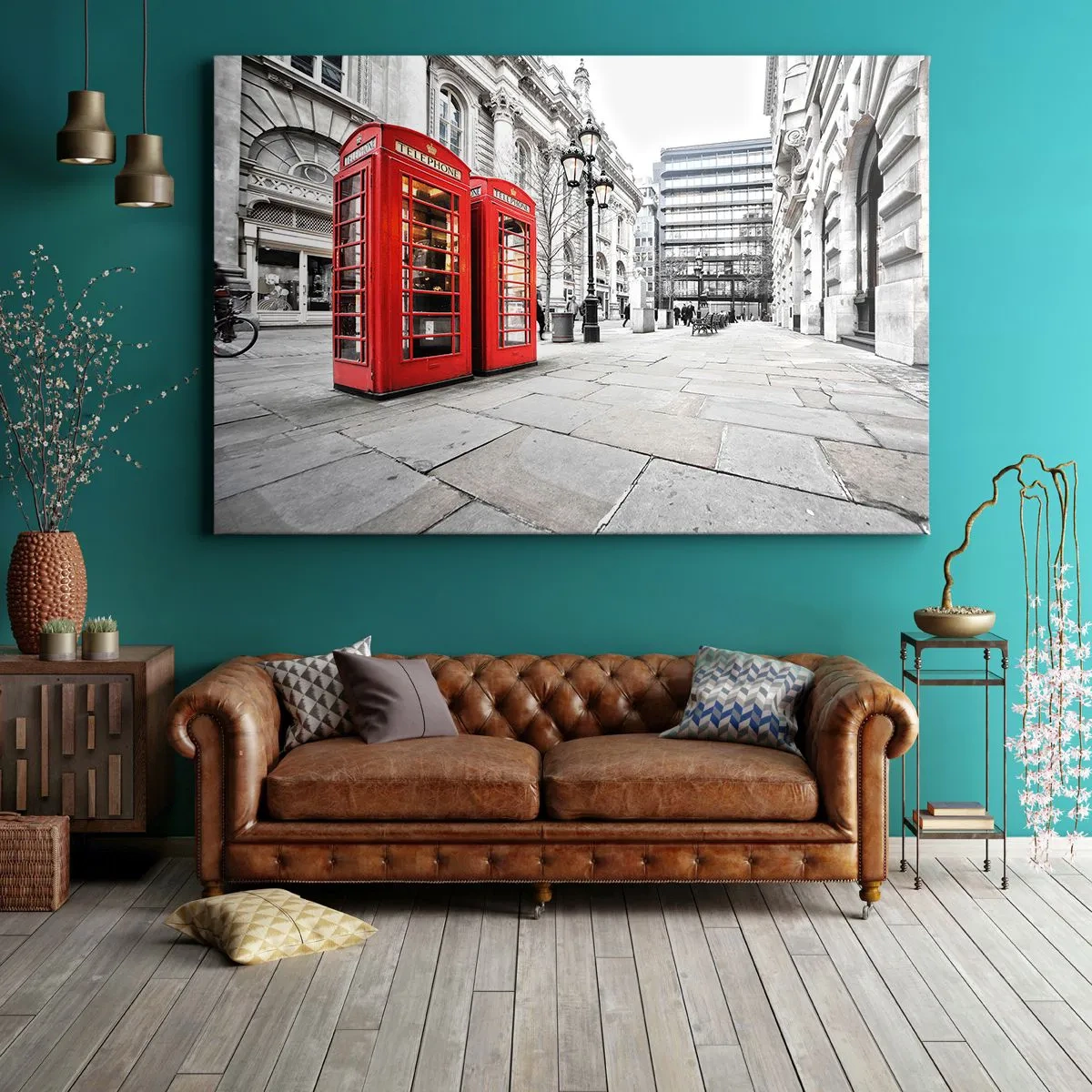 Obraz na płótnie - Czerwone budki telefoniczne na tle miejskiego krajobrazu - 70x50cm - Welcome to London - Nowoczesna dekoracja ścienna do salonu i sypialni ARTTOR