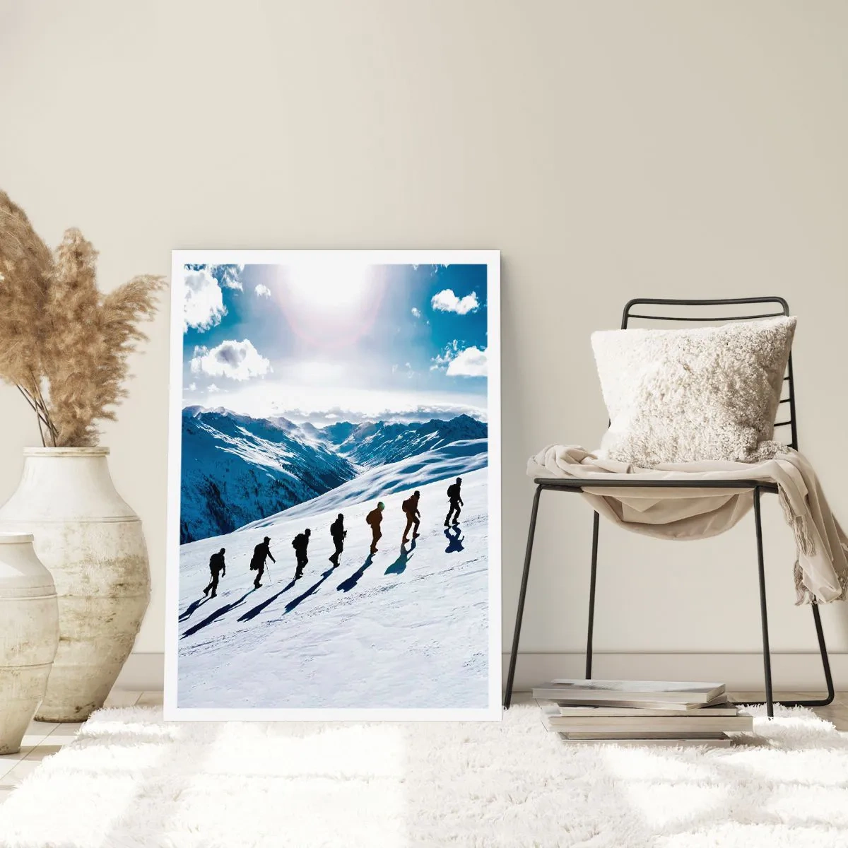 Plakat - Wędrowcy na ośnieżonym stoku górskim w pełnym słońcu - 50x70cm - Drużyna zdobywców - Nowoczesna dekoracja ścienna do salonu, kuchni i sypialni ARTTOR