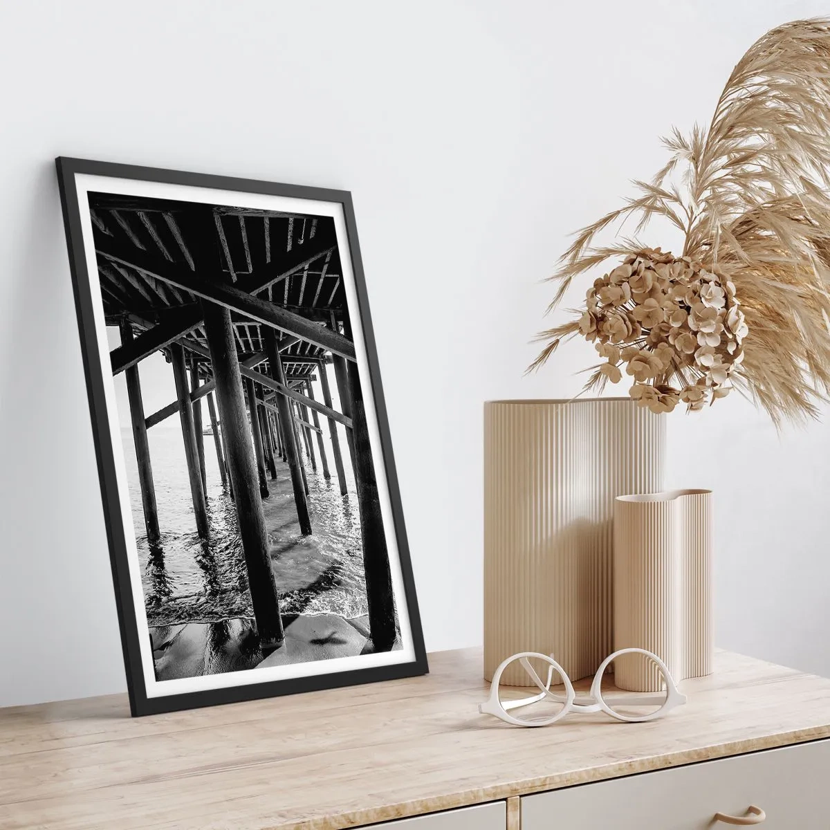 Plakat w czarnej ramie - Plażowa kryjówka - 70x100 cm