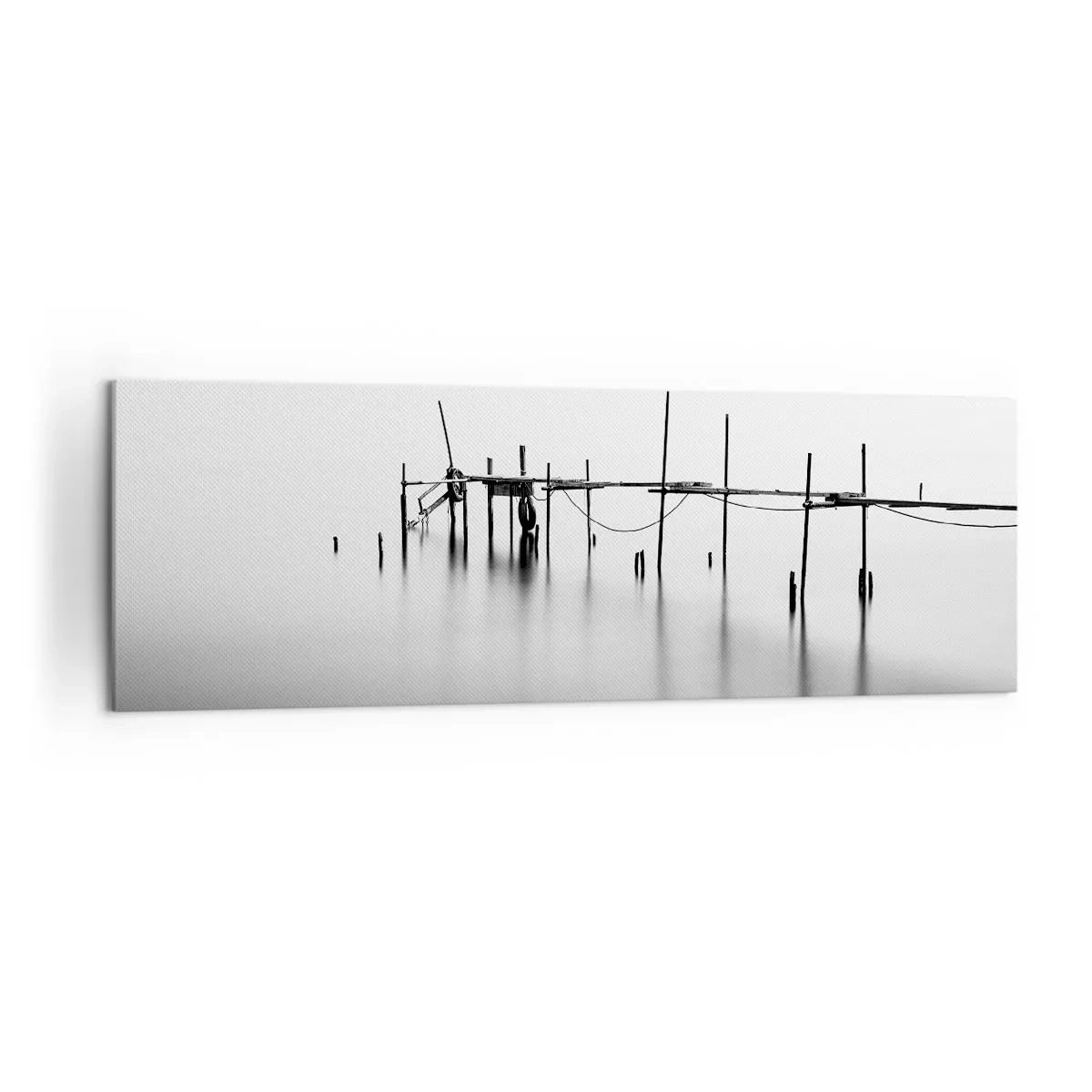 Obraz na płótnie - Czarno-biały pomost zanurzony w mglistym krajobrazie - 160x50cm - A jeśli świata nie ma? - Nowoczesna dekoracja ścienna do salonu i sypialni ARTTOR