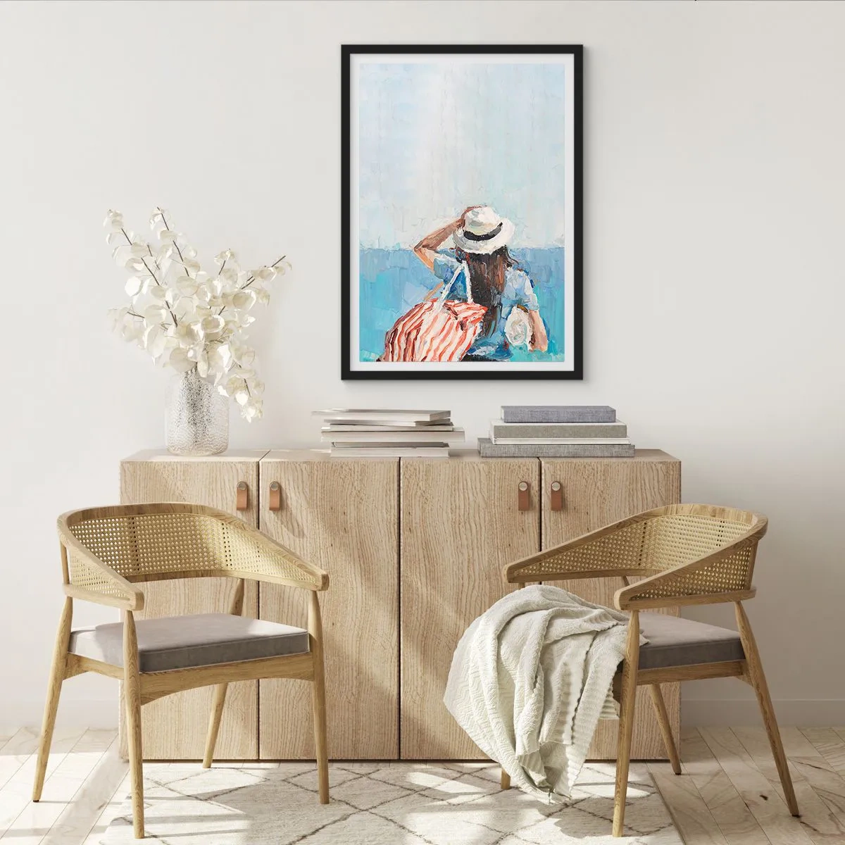 Plakat w czarnej ramie - Kobieta w kapeluszu spoglądająca na morze - 50x70cm - Witaj na wakacjach - Nowoczesna dekoracja ścienna do salonu i sypialni ARTTOR