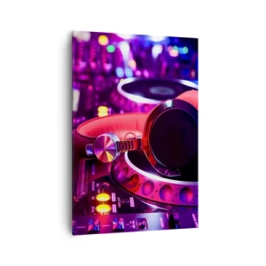 Obraz na płótnie - Słuchawki DJ na konsolecie w neonowym oświetleniu - 70x100cm - Zanim się zacznie zabawa - Nowoczesna dekoracja ścienna do salonu i sypialni ARTTOR