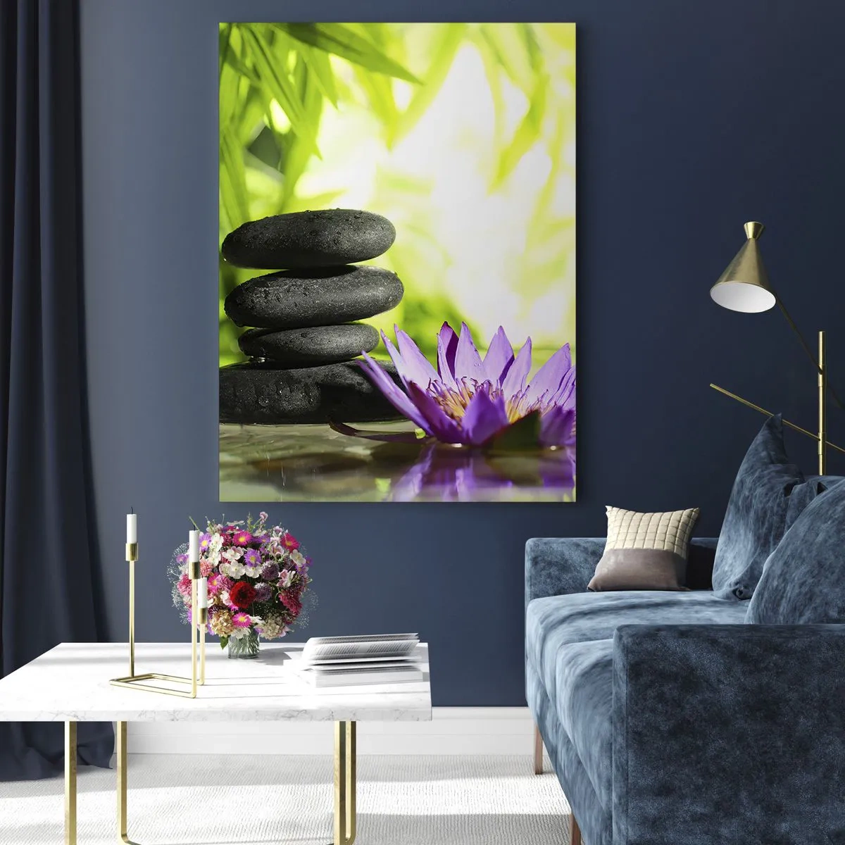 Obraz na szkle - Fioletowy kwiat lotosu z kamieniami zen na tle zieleni - 50x70cm - W bambusowym chruśniaku - Nowoczesna dekoracja ścienna do salonu, kuchni i sypialni ARTTOR