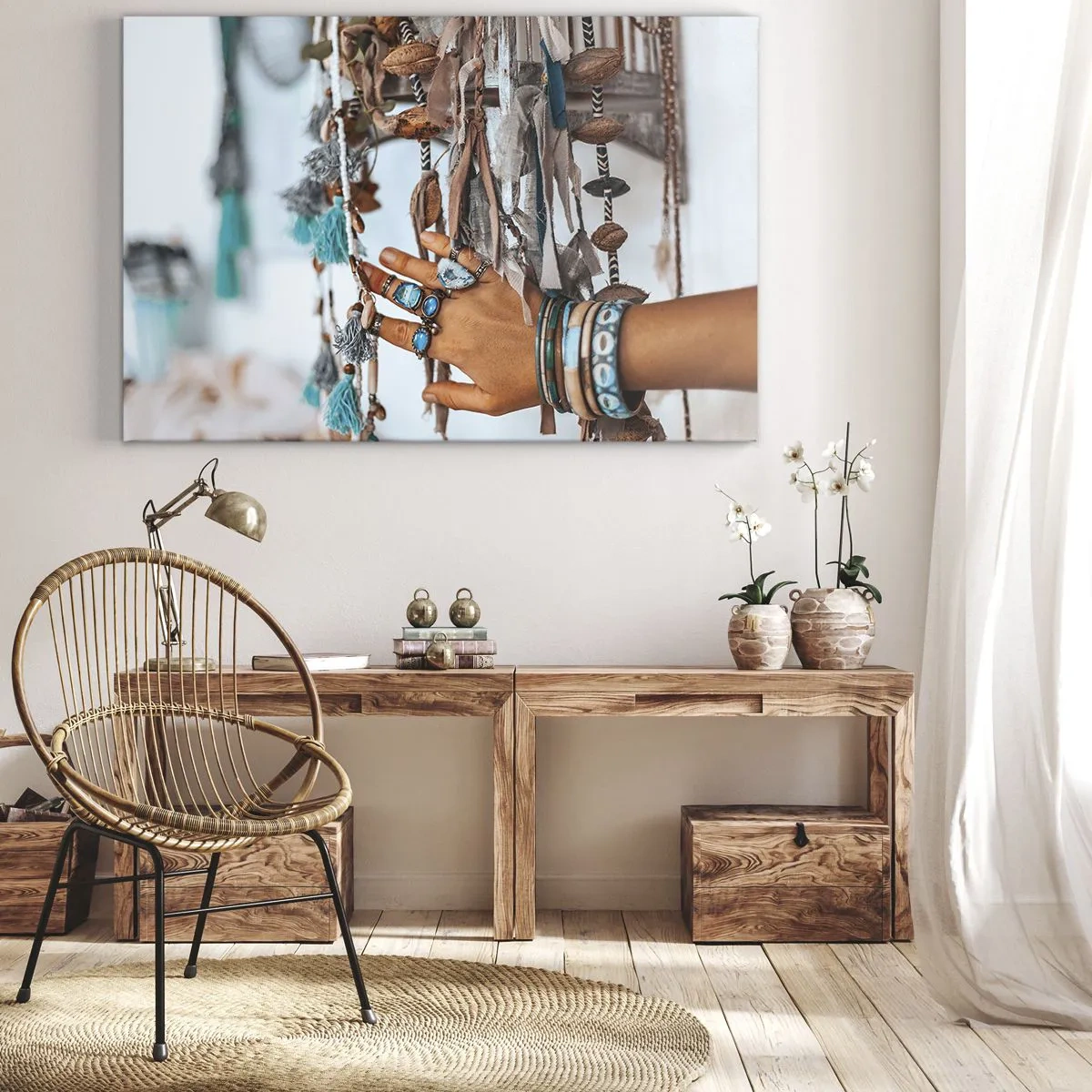Obraz na płótnie - Ręka ozdobiona biżuterią w stylu boho z dekoracjami w tle - 100x70cm - Lokalne skarby - Nowoczesna dekoracja ścienna do salonu, kuchni i sypialni ARTTOR